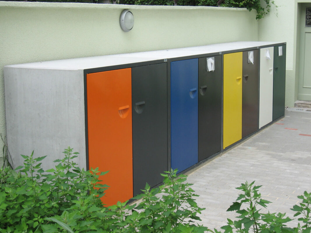 Vier Doppel Müllboxen bunte Türen