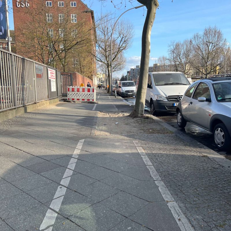 Radweg wird unterbrochen keine Wurzelbrücke