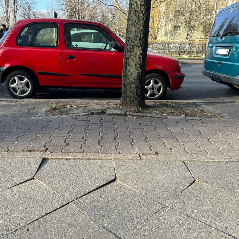 Kaputter Radweg, Wurzeln nehmen Pflastersteine hoch andere Perspektive