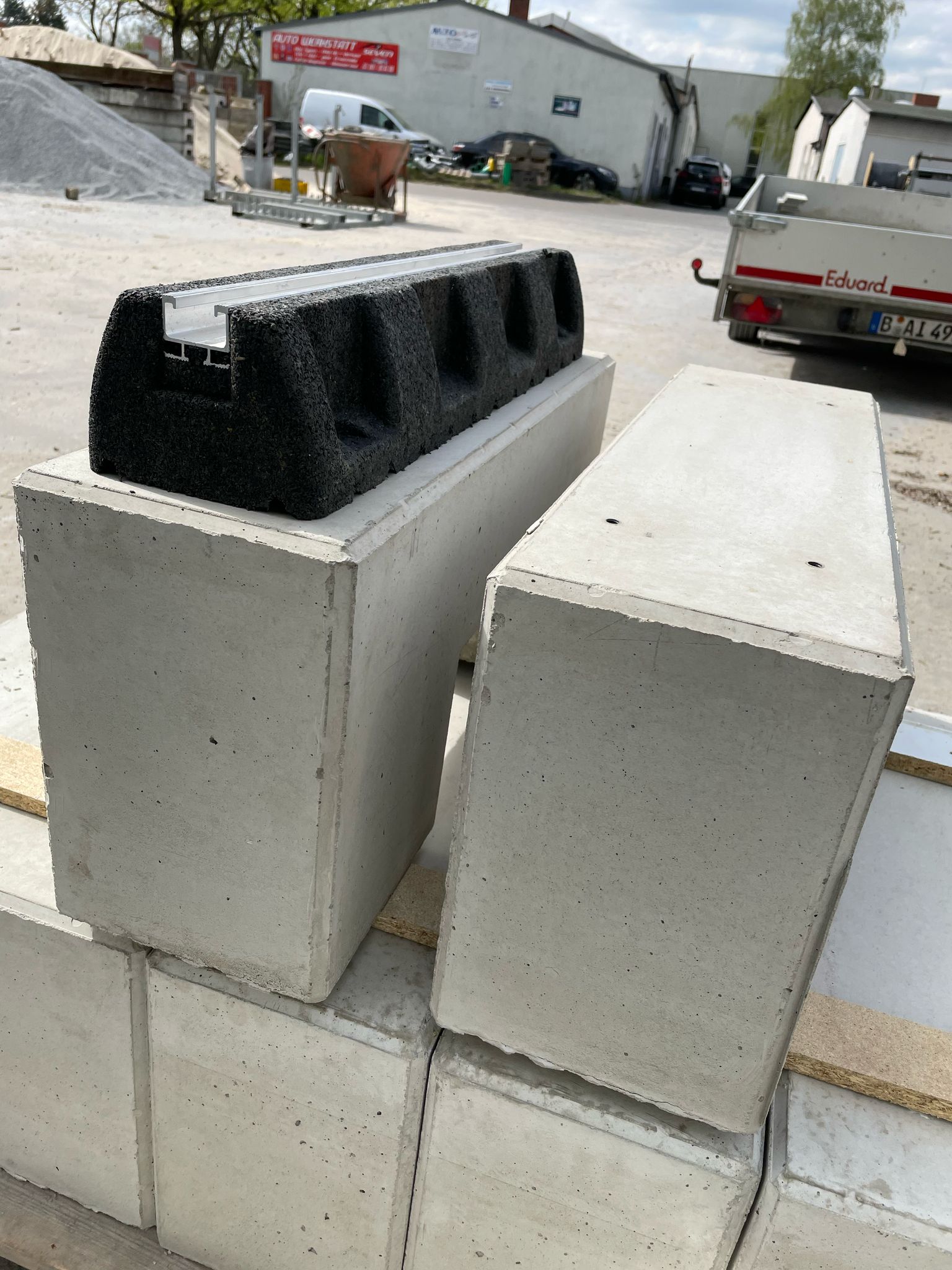 Fundament aus Beton mit Dämpfungssockel für Wärmepumpe