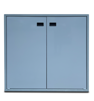 Doppelbox von vorne mit pulverbeschichteten Türen und Rahmen in hellblau